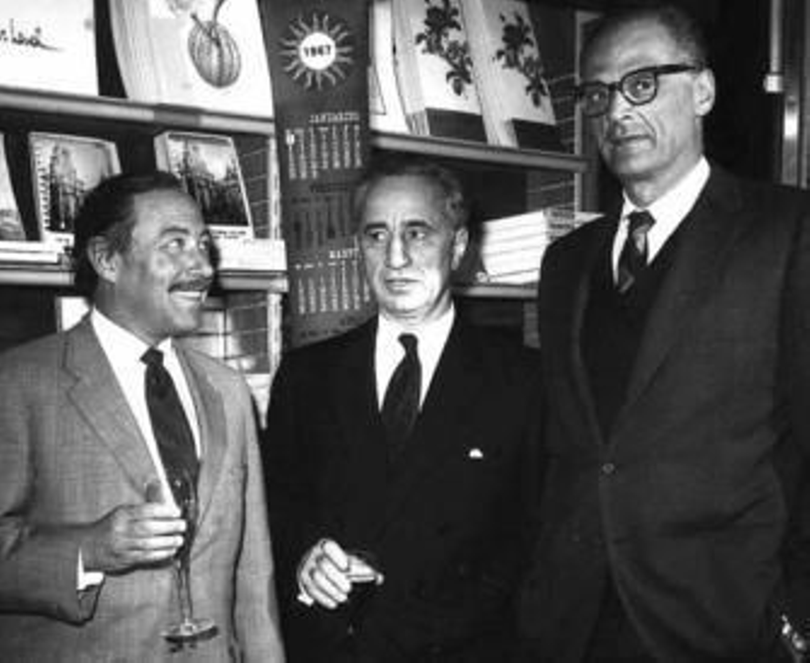 Tennessee Williams, a la izquierda, junto a Elia Kazan y Arthur Miller, en 1967, en una librería de Nueva York.