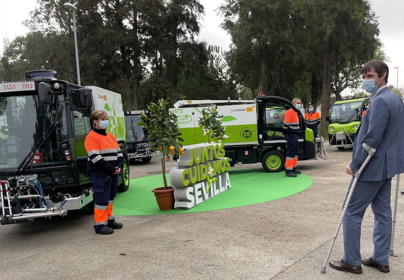 El delegado municipal de Transición Ecológica, responsable de Lipasam, con los equipos que comienzan a actuar desde el lunes 8.