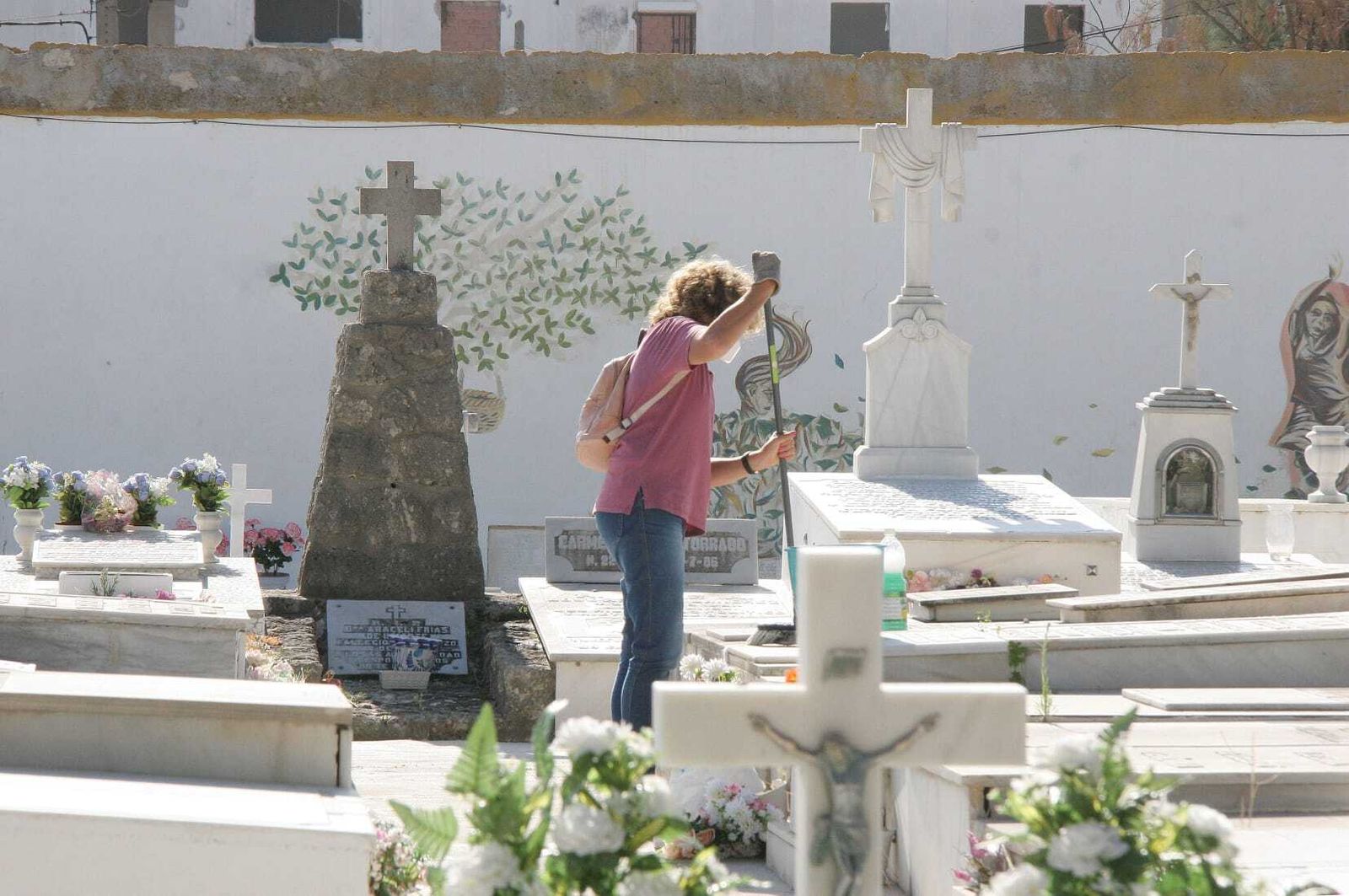 El cementerio se prepara para el Día de Todos los Santos