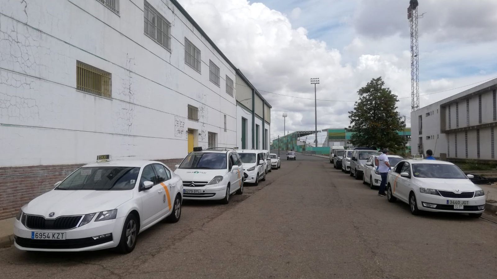 Hilera de taxis encargados de repartir los alimentos en los asentamientos chabolistas.