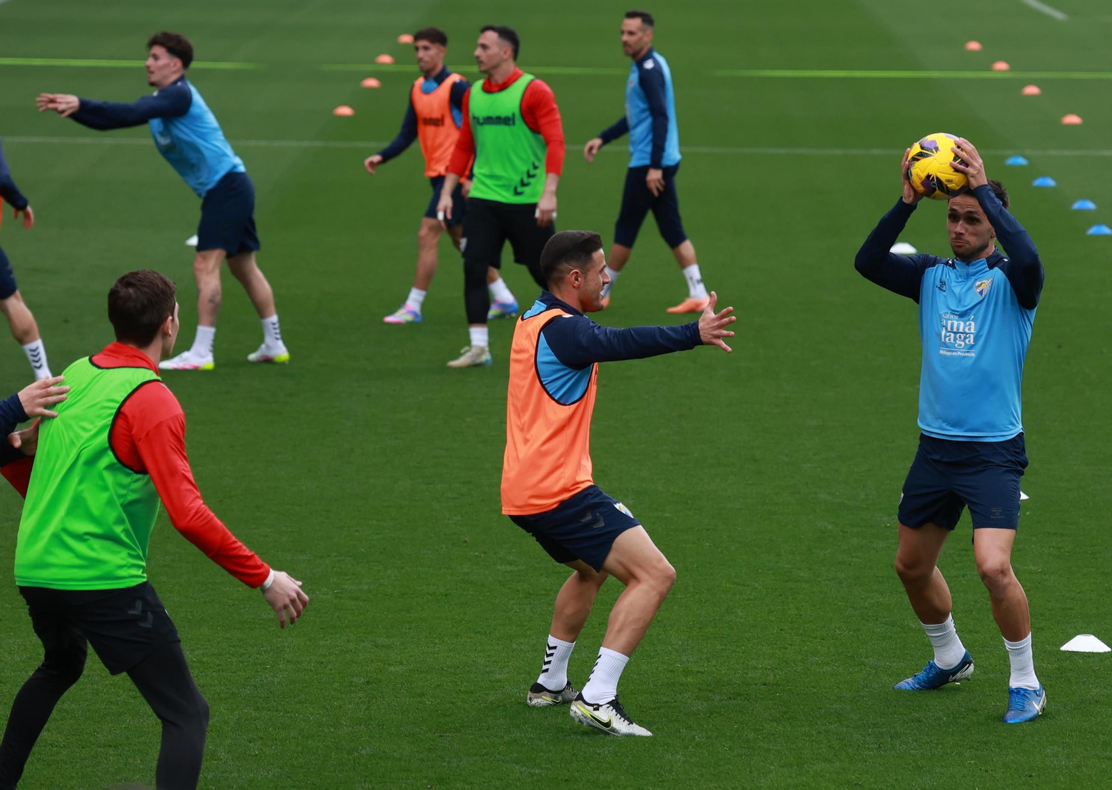 El Málaga CF se divierte con baloncesto en La Rosaleda antes de medirse al Racing de Ferrol