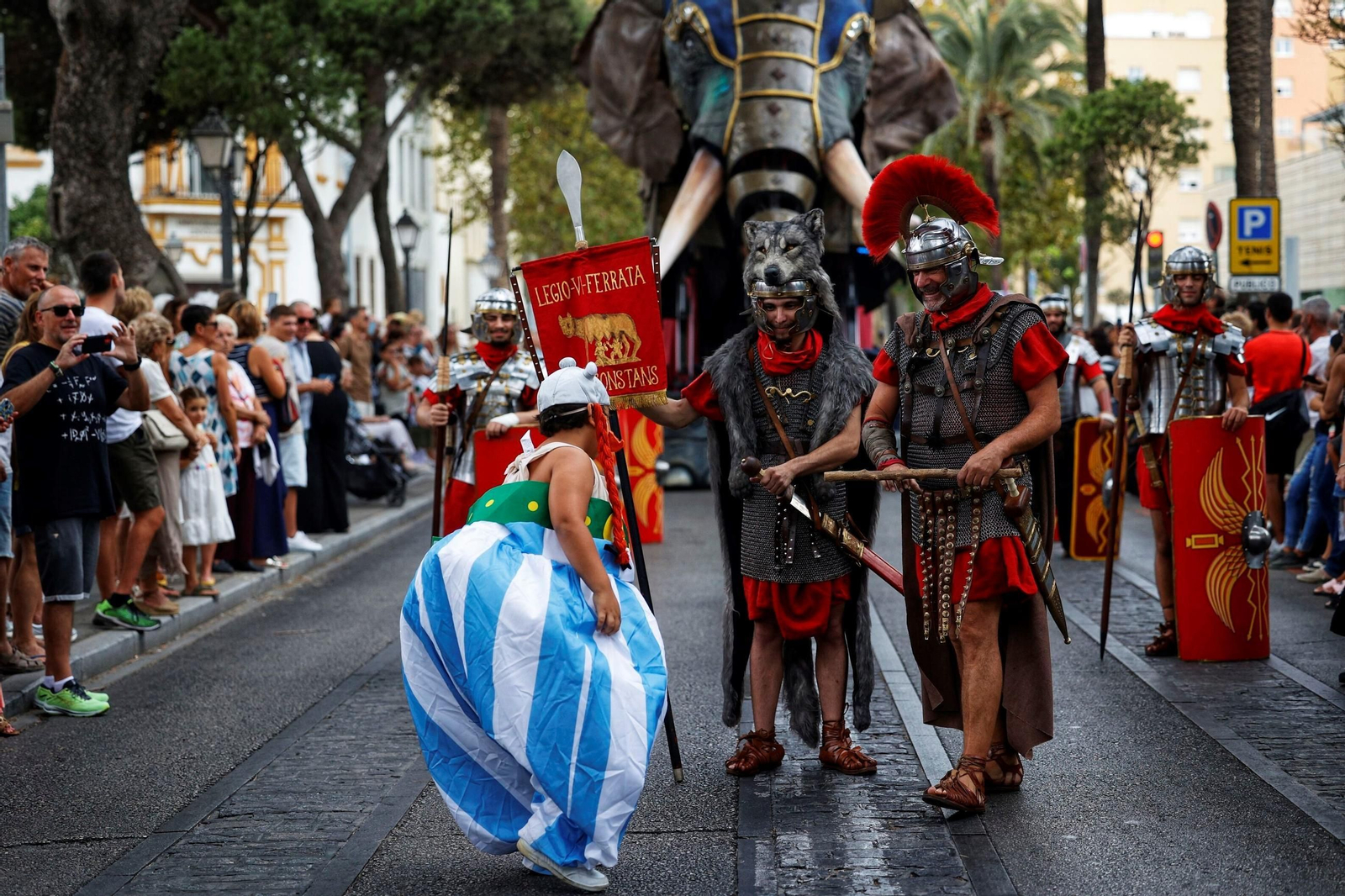 Las imágenes de Gades Romana 2025: la comitiva y el espectáculo inaugural en Cádiz