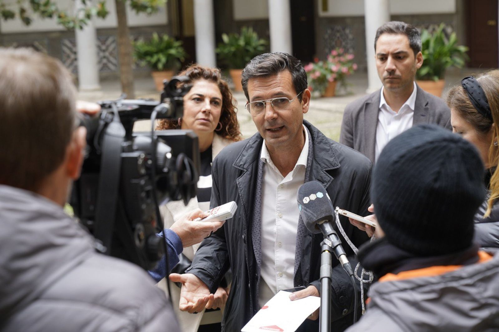 Paco Cuenca ha explicado a los medios el proceso de diálogo con los comerciantes.