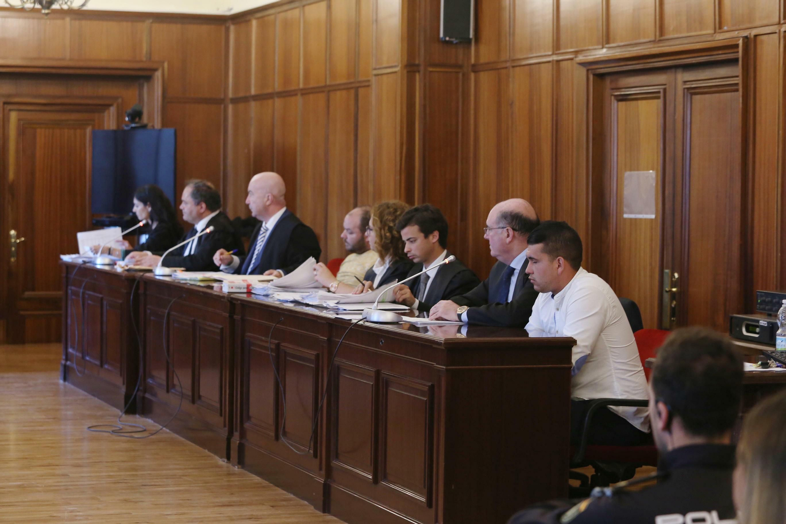 La fiscal, el letrado de la acusación particular y los acusados con los respectivos abogados