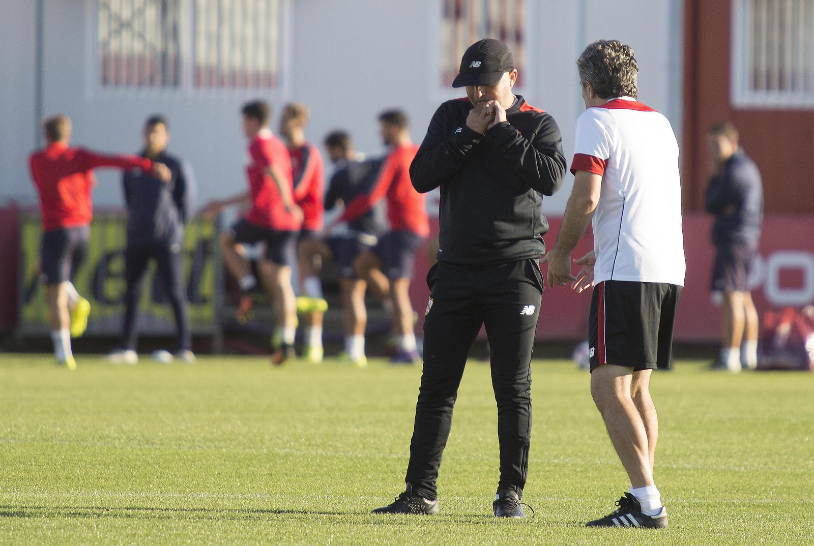 Sampaoli (i), dialoga con su segundo, Lillo (d), durante un entrenamiento.
