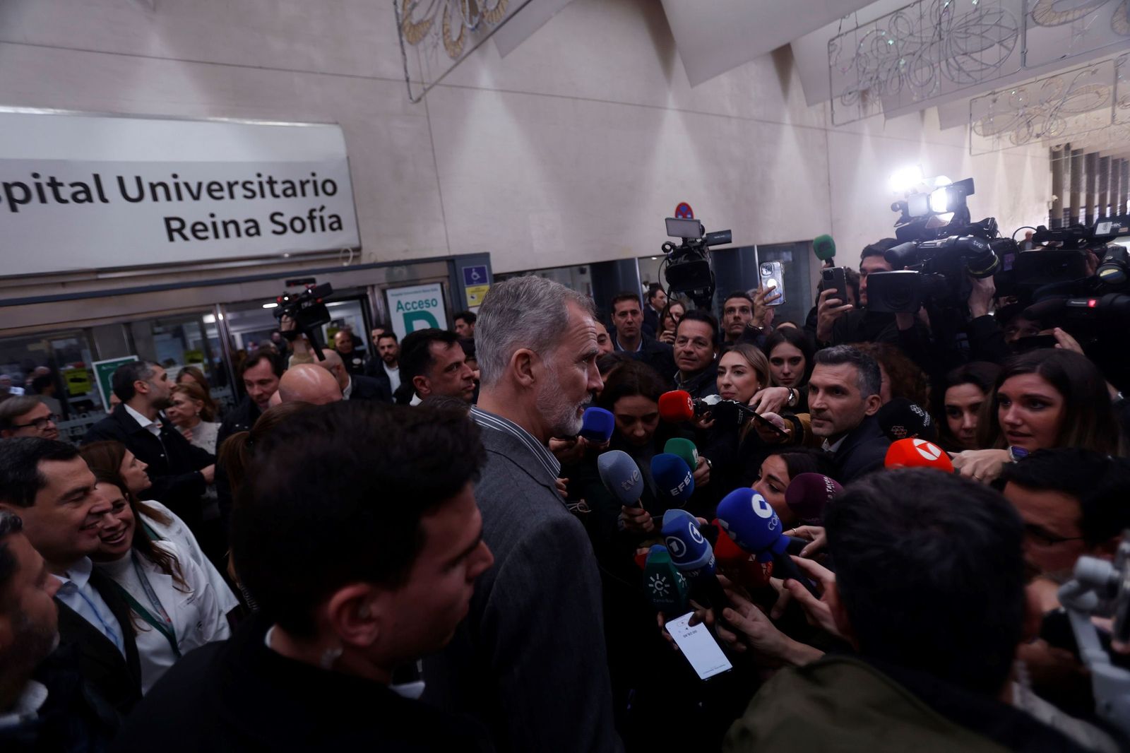 La visita de los Reyes a los heridos del accidente de Adamuz en el Hospital Reina Sofía