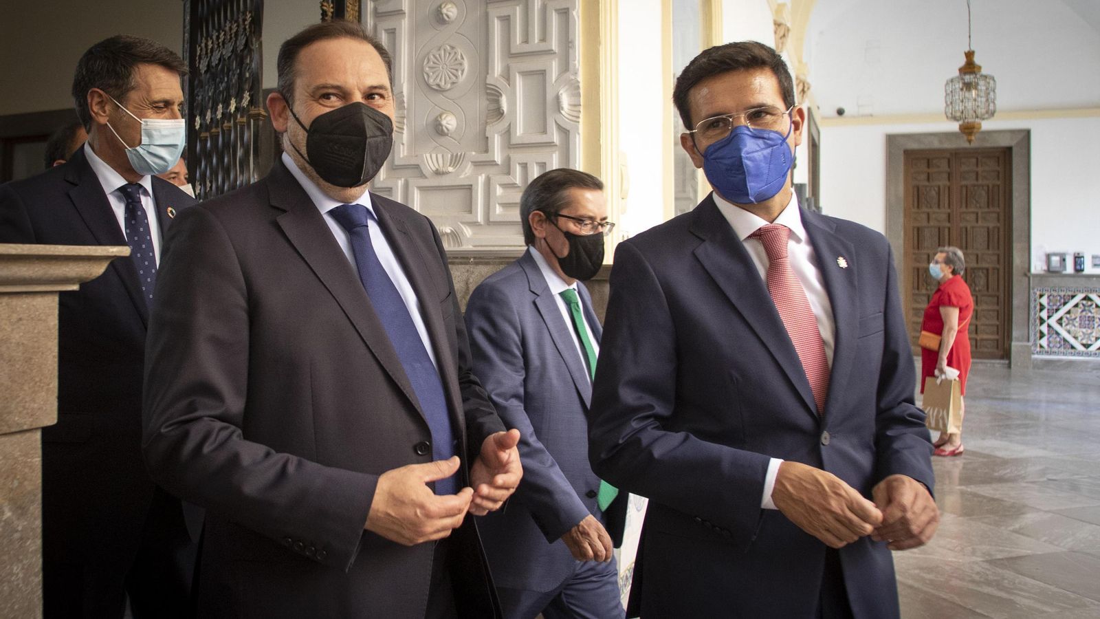 Ábalos y Paco Cuenca, con Pedro Fernández y Pepe Entrena detrás, en julio de 2021 en el Ayuntamiento Ábalos y Paco Cuenca, con Pedro Fernández y Pepe Entrena detrás, en julio de 2021 en el Ayuntamiento