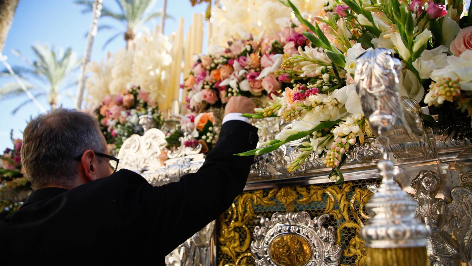 Vea la salida de la Hermandad de Los Ángeles de la Catedral de Almería