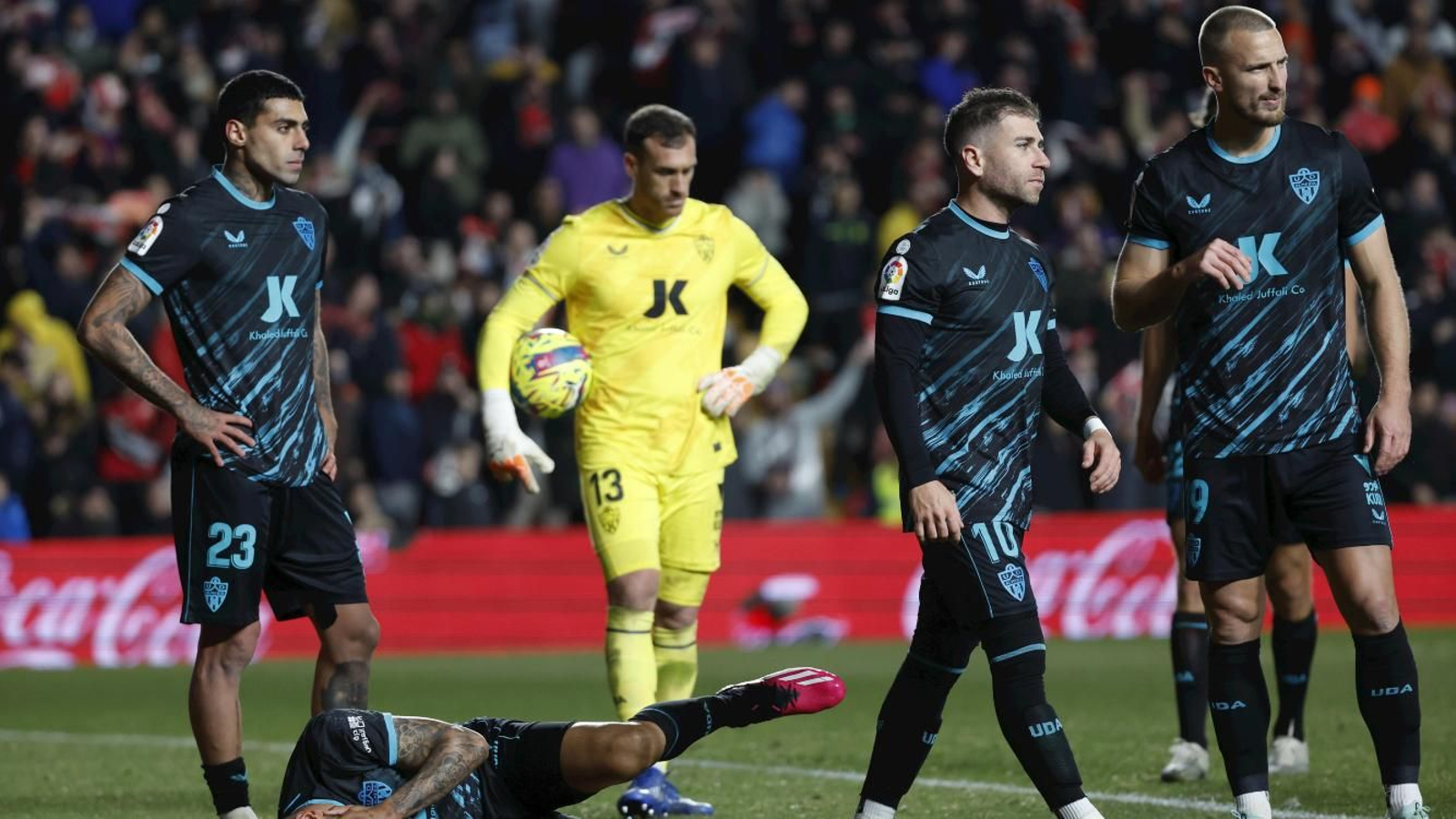 Los jugadores rojiblancos se lamentan tras uno de los goles del Rayo en la pasada campaña.