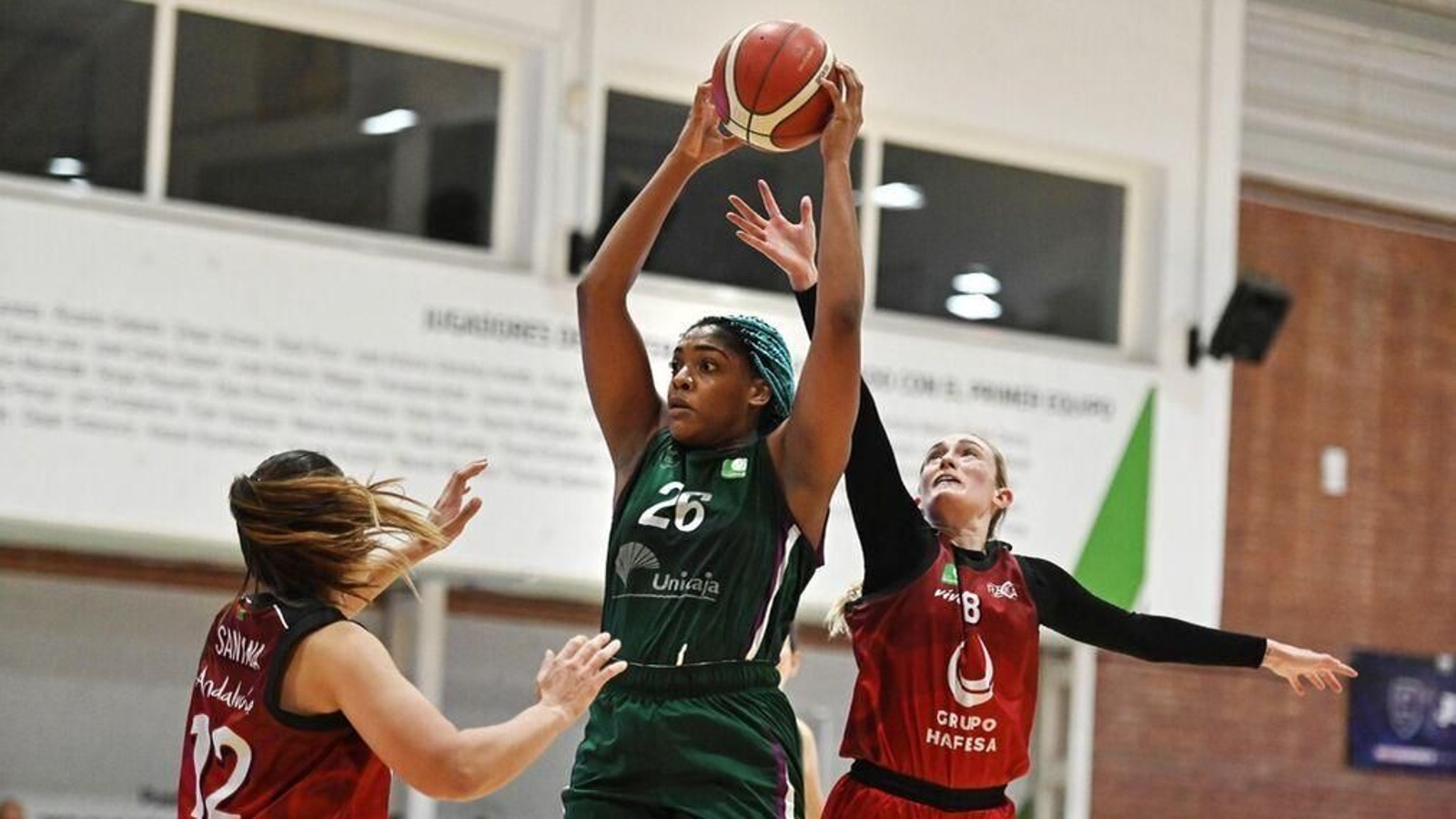 Ezeigbo trata de anotar frente al Raca Granada.