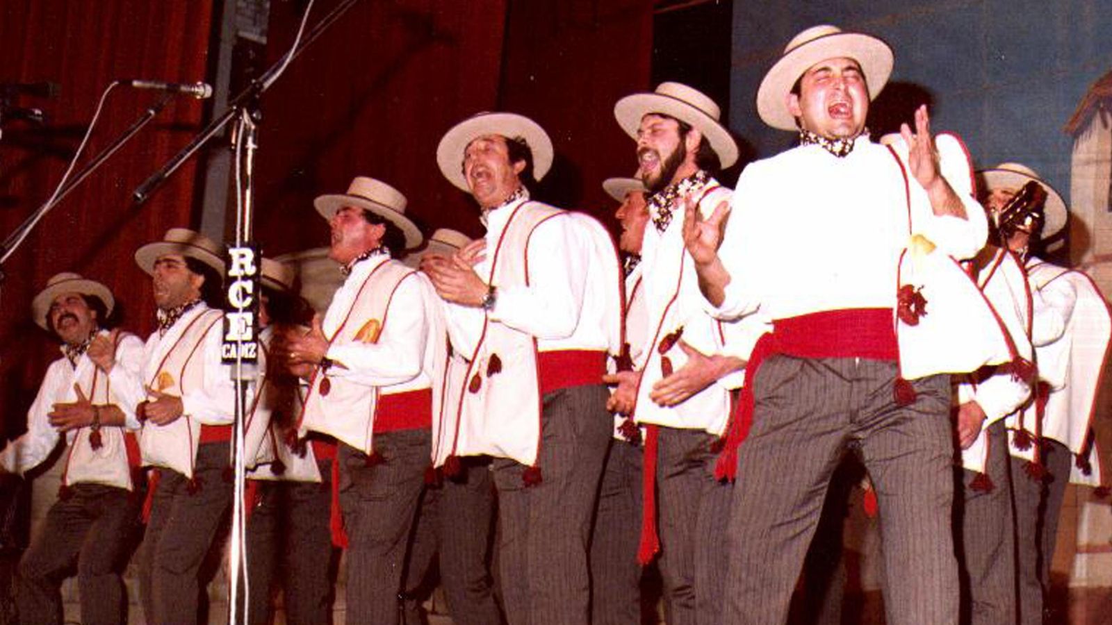 Segundo por la derecha en 'Agua clara' (1983).