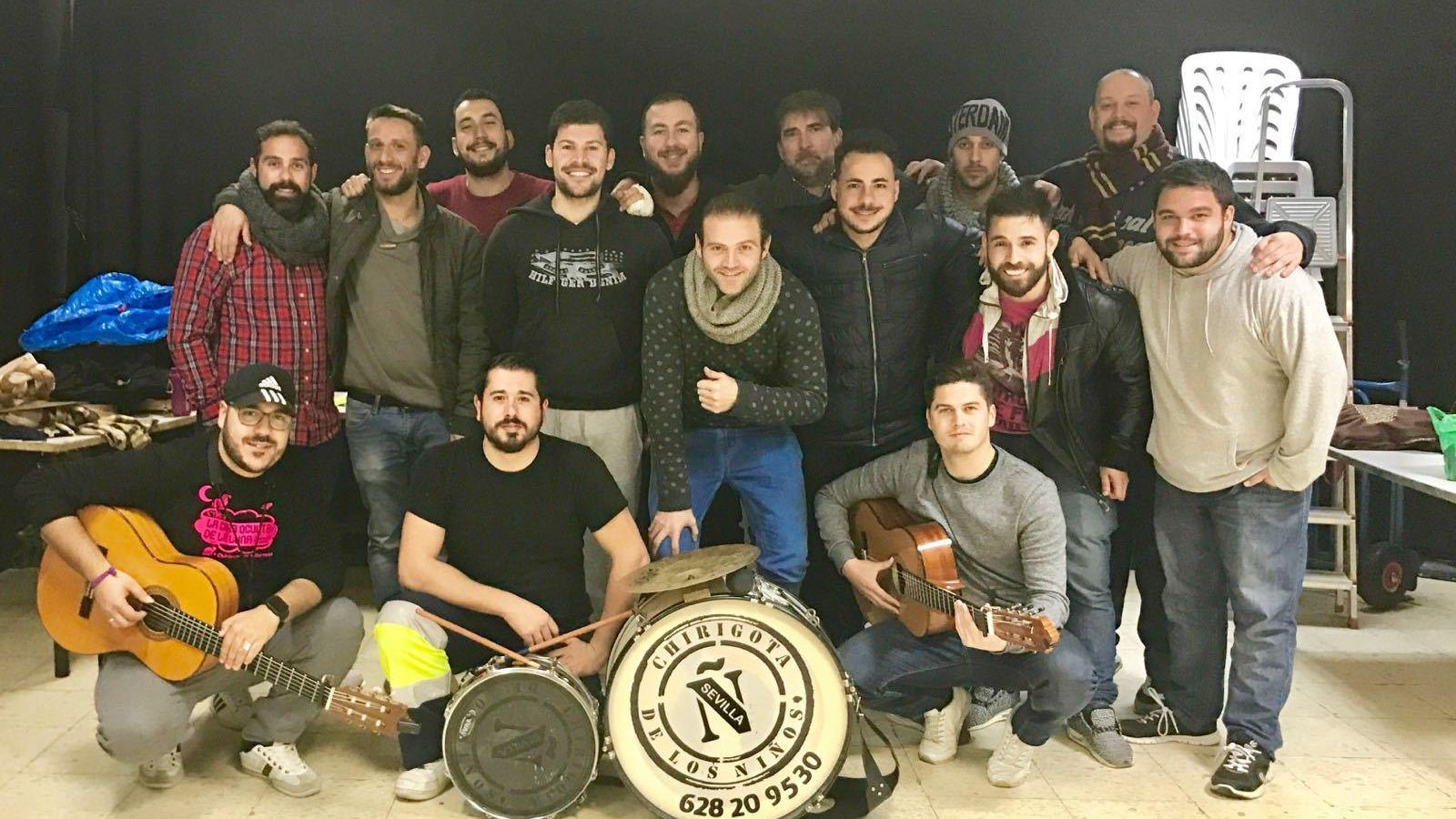 Los integrantes de la chirigota 'Manolo el del bombo', tras un ensayo.