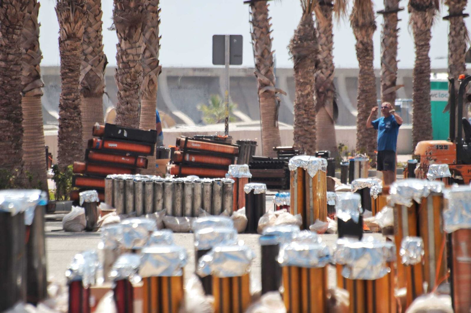 La instalación de los fuegos y drones para arrancar la Feria, en fotos