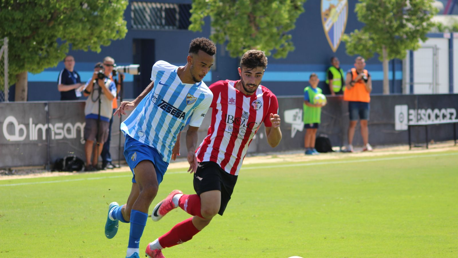 Hicham conduciendo el balón.