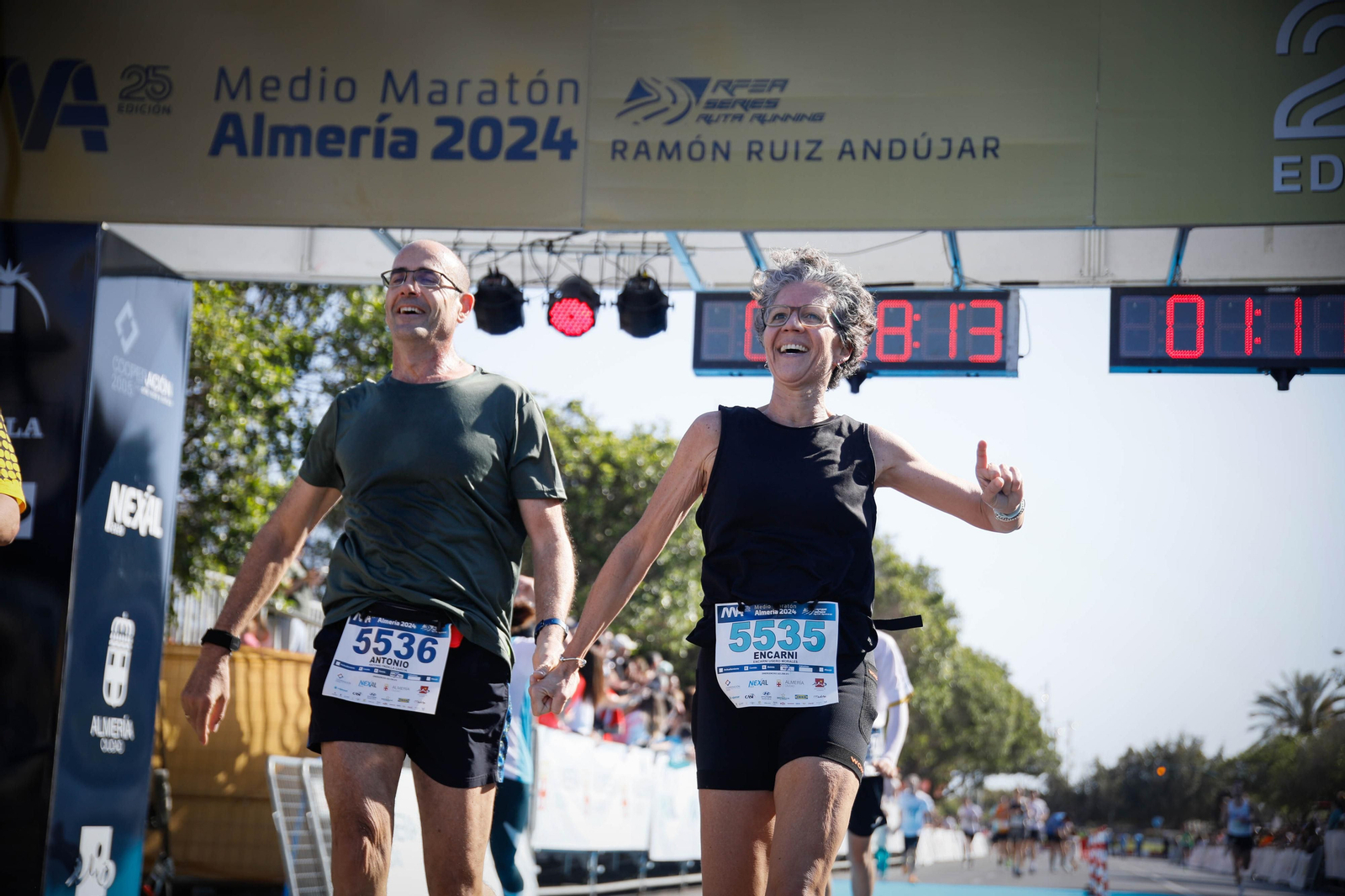 Imágenes de la llegada de la Media maratón Ciudad de Almería