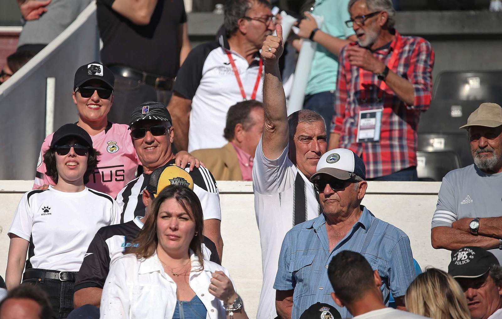 Fotos de la afición durante el Balona - Algeciras en el estadio municipal de La Línea