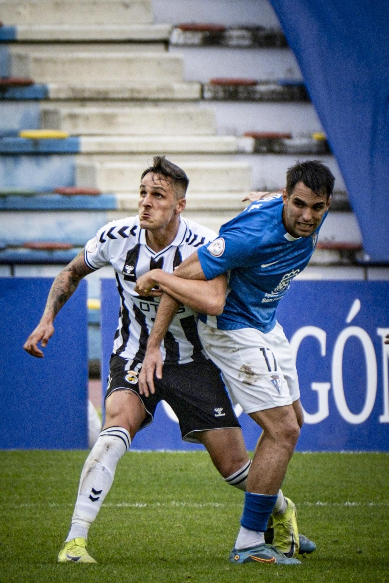 Las imágenes del partido de fútbol entre el San Fernando Club Deportivo y la Balompédica Linense