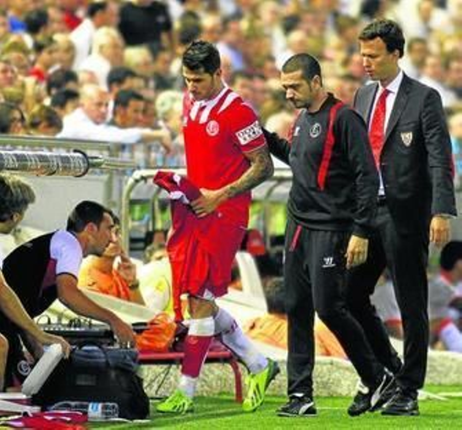 Vitolo, que pidió el cambio, abandona el césped junto al utillero y al doctor Juan José Jiménez.