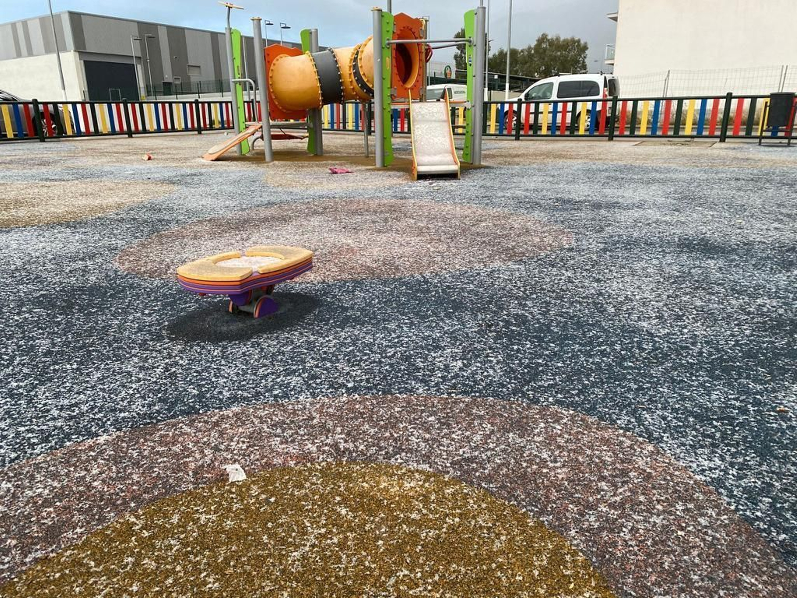 Primeros copos en un parque infantil de Pozoblanco. Un parque infantil de Pozoblanco, con los primeros copos de nieve que han caído.