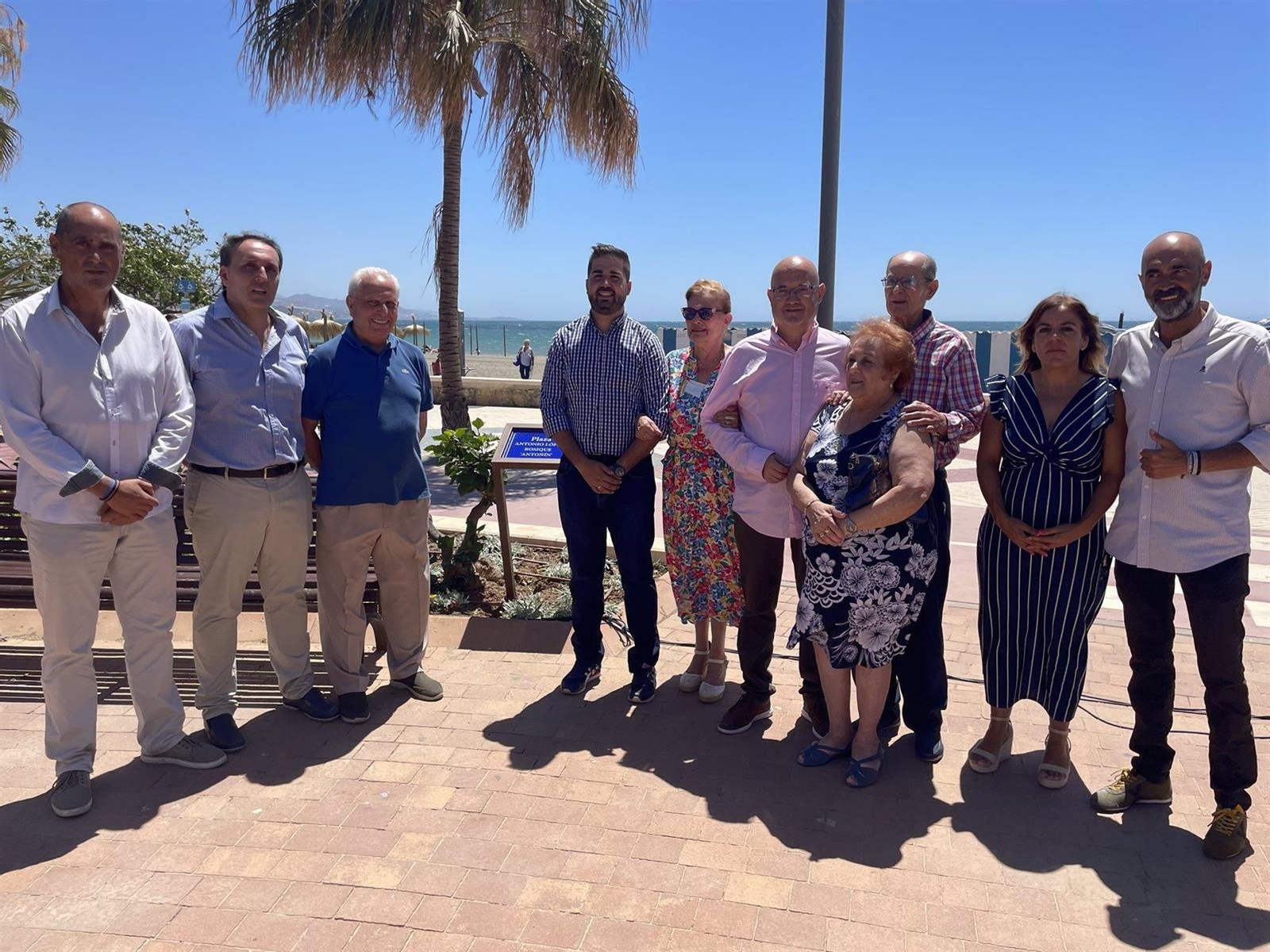 Torre del Mar dedica una plaza del paseo marítimo Virgen del Carmen a 'Antoñín' López Rosique Torre del Mar dedica una plaza del paseo marítimo Virgen del Carmen a 'Antoñín' López Rosique