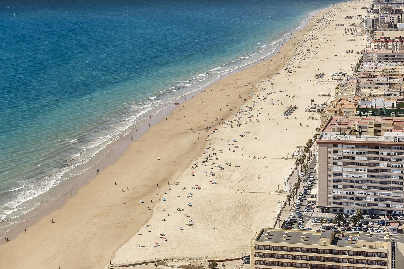 Imagen aérea de la playa de La Victoria.