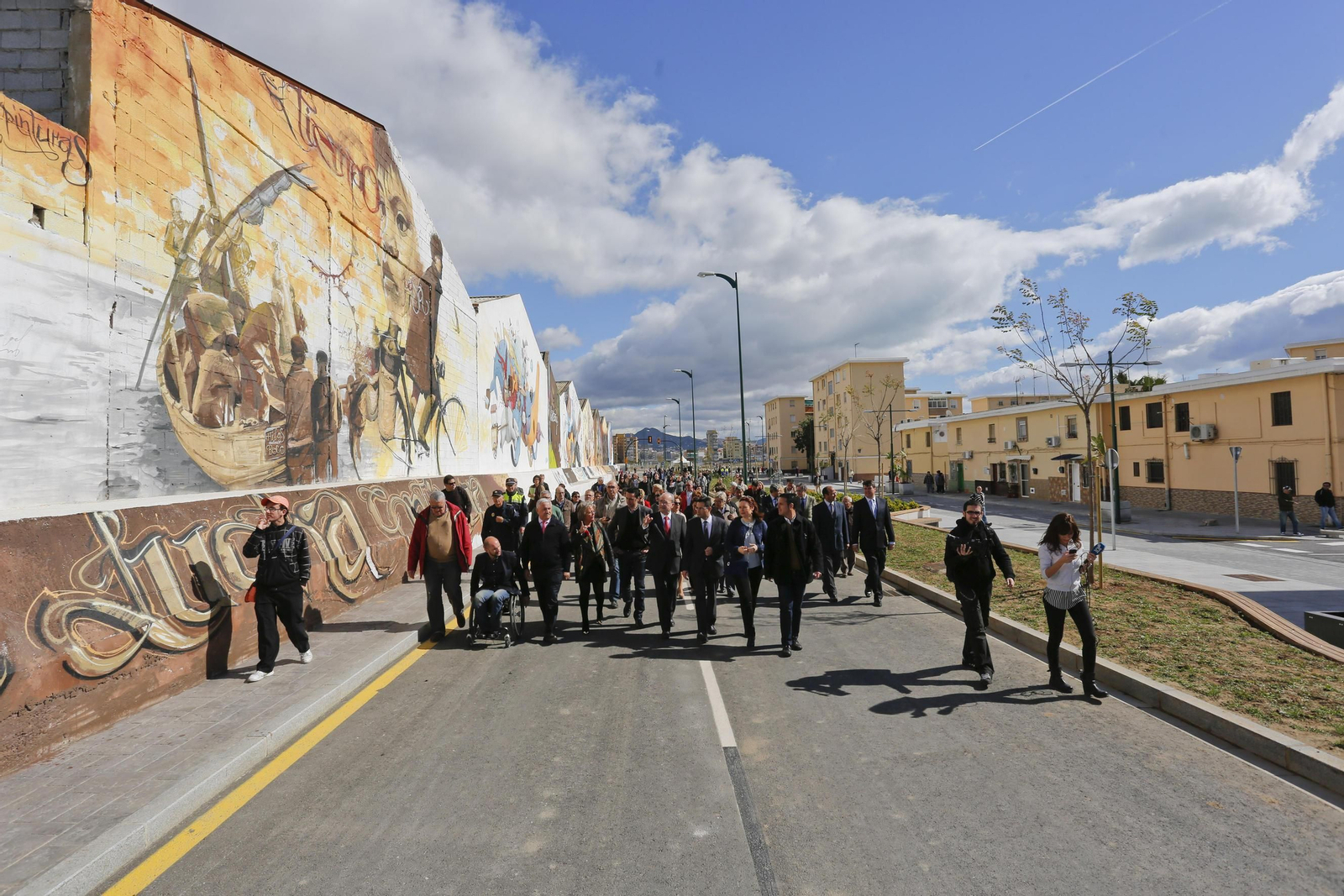 De la Torre, acompañado de una amplia comitiva, el día en que inauguró la primera fase de la avenida.
