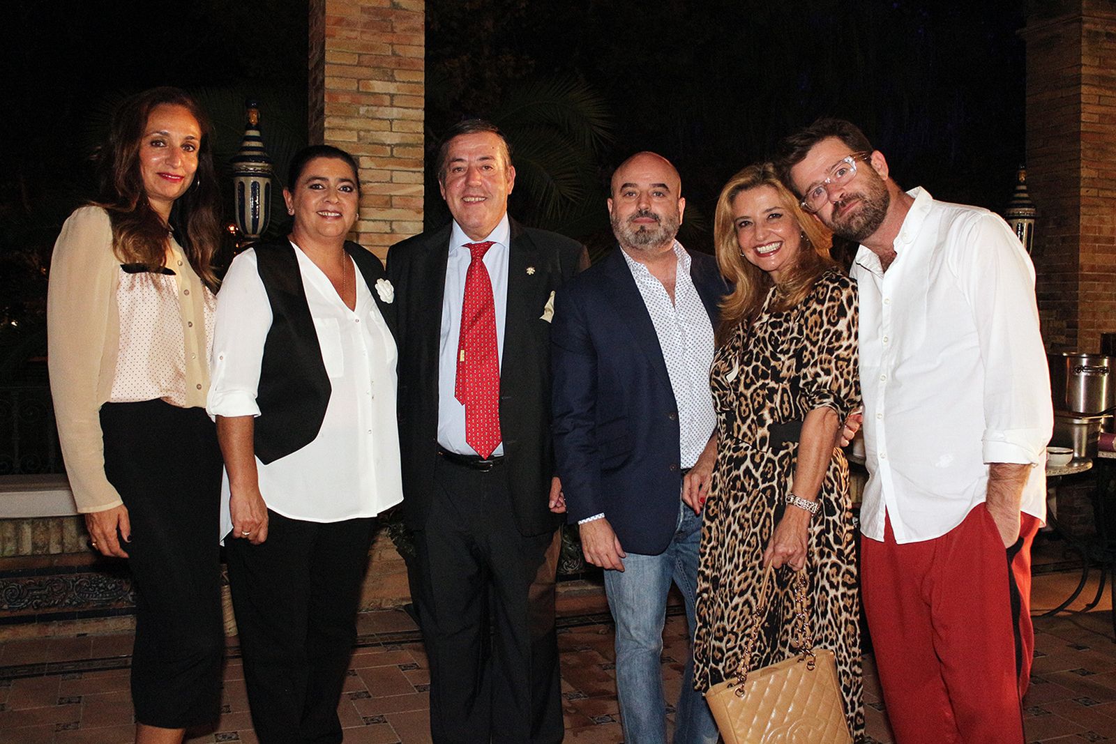 Año 2014. La promotora Nuria Garcés,  María del Monte, José Ignacio Bidón Vigil de Quiñones, cónsul de Filipinas, e Inmaculada Casal entre los diseñadores Fer y Antonio García