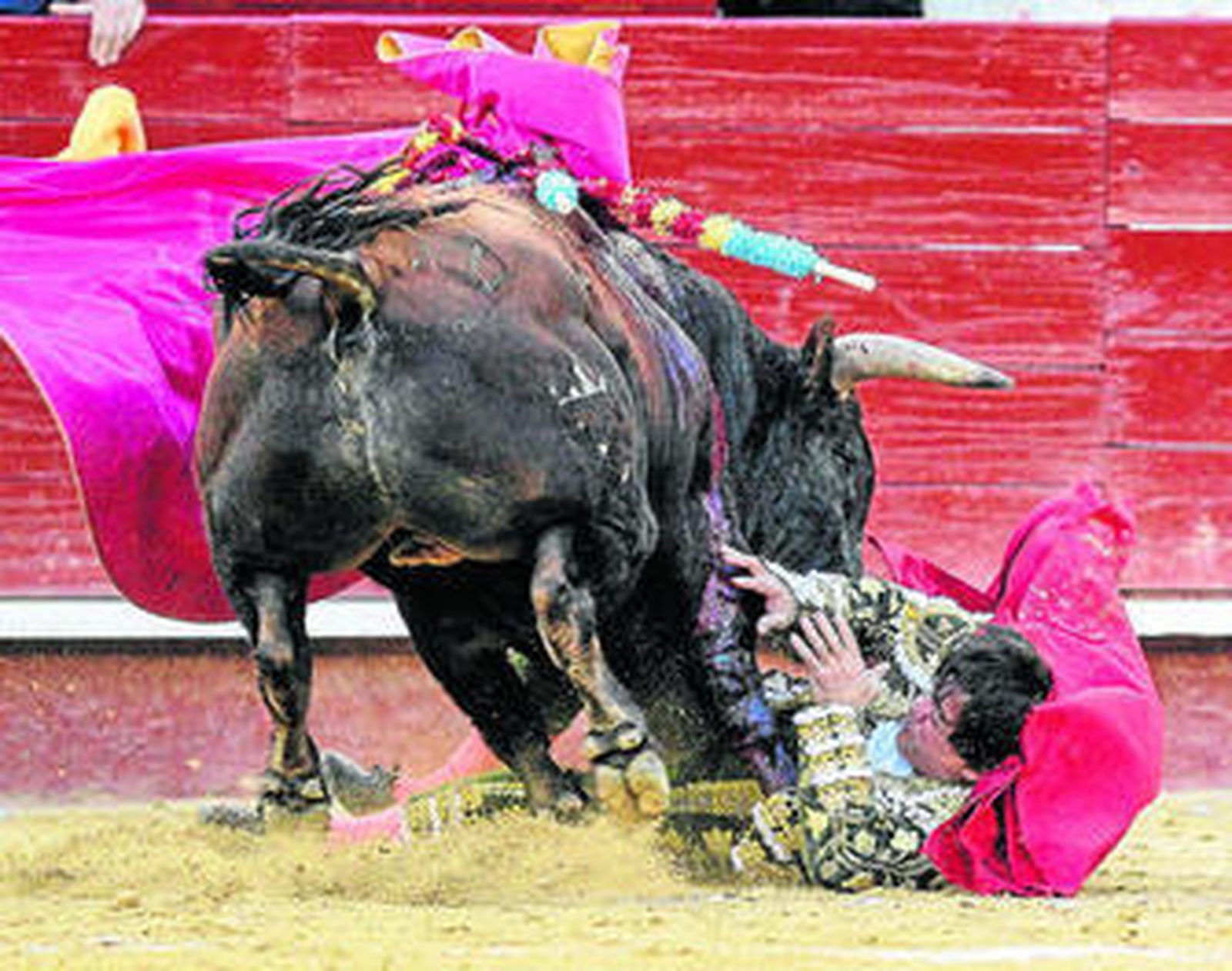 El Soro fue cogido sin mayores consecuencias por el toro que abrió plaza, al que cortó una oreja.