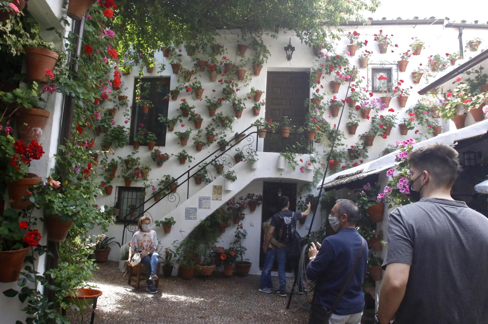 Visitantes en el patio Martín de Roa, 7.