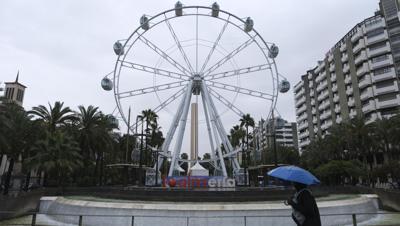 Los almerienses expresan su alegría por la lluvia