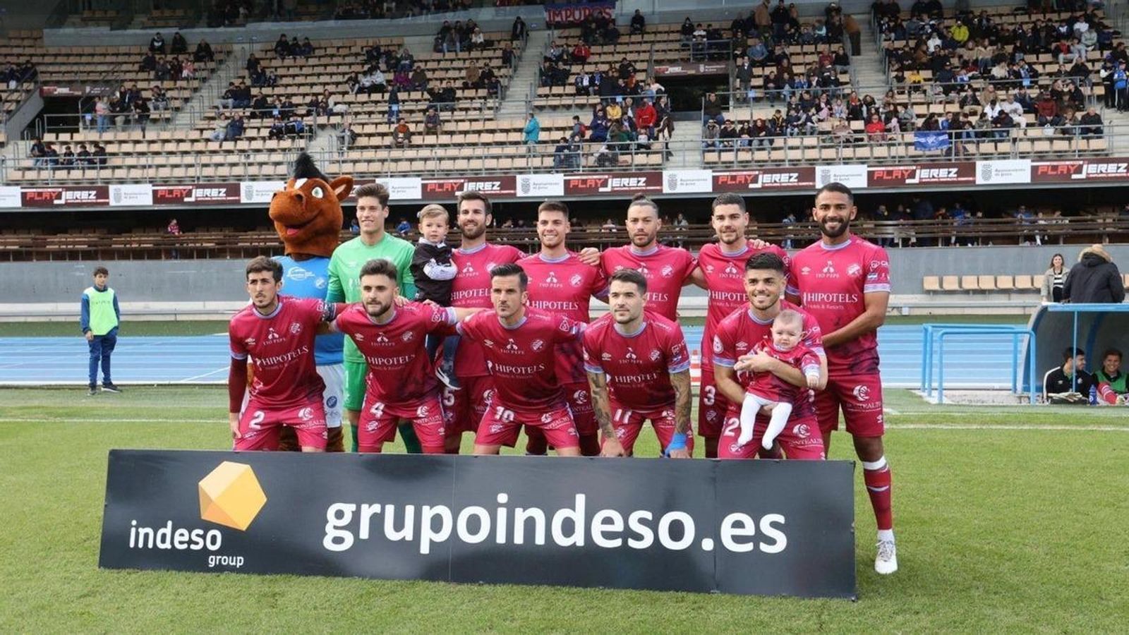 El Xerez DFC estrenó la equipación de homenaje a Lola Flores ante el UCAM en Chapín.