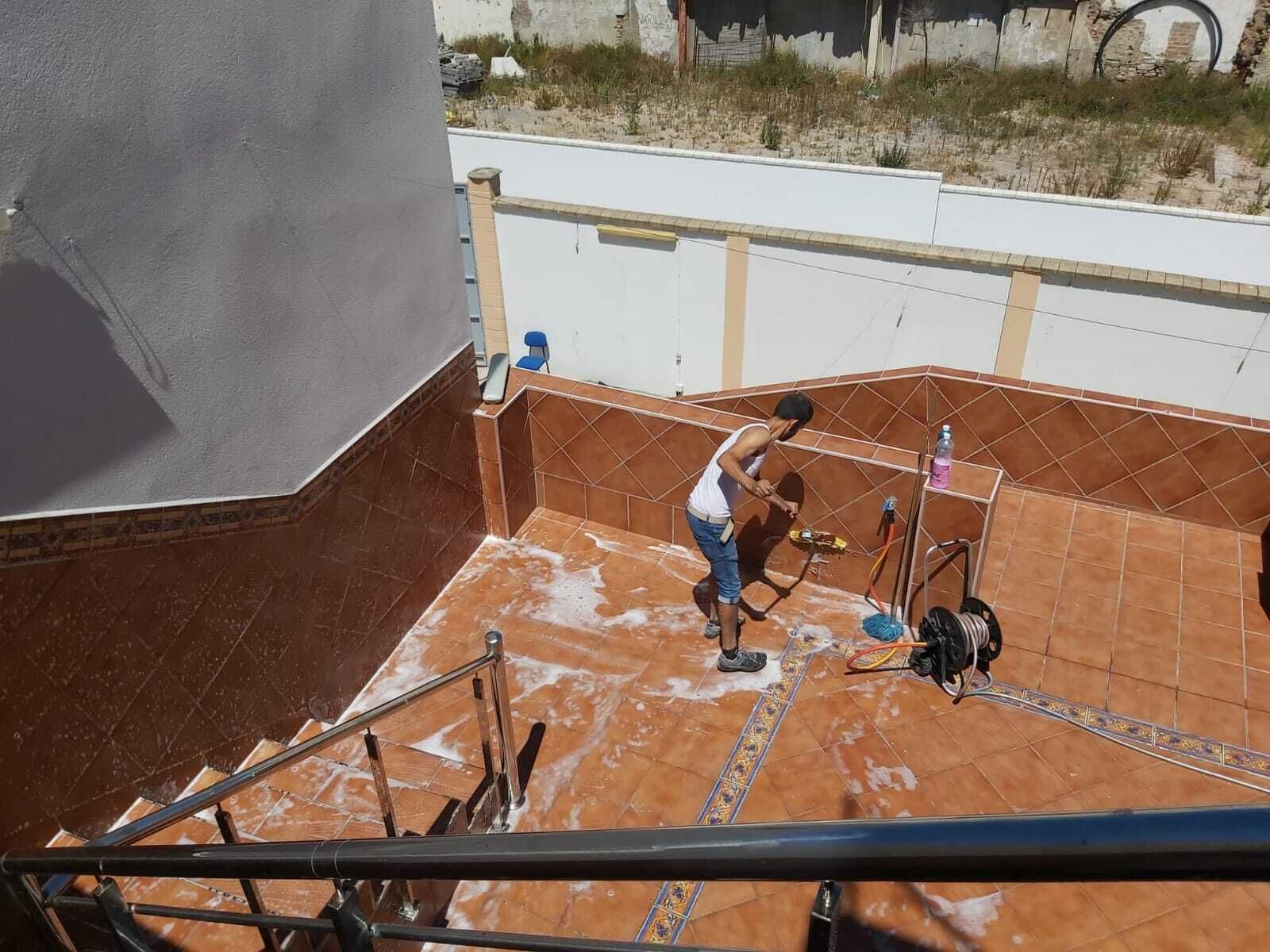 Fotos de las labores de higiene y desinfección de la mezquita Houda de Algeciras