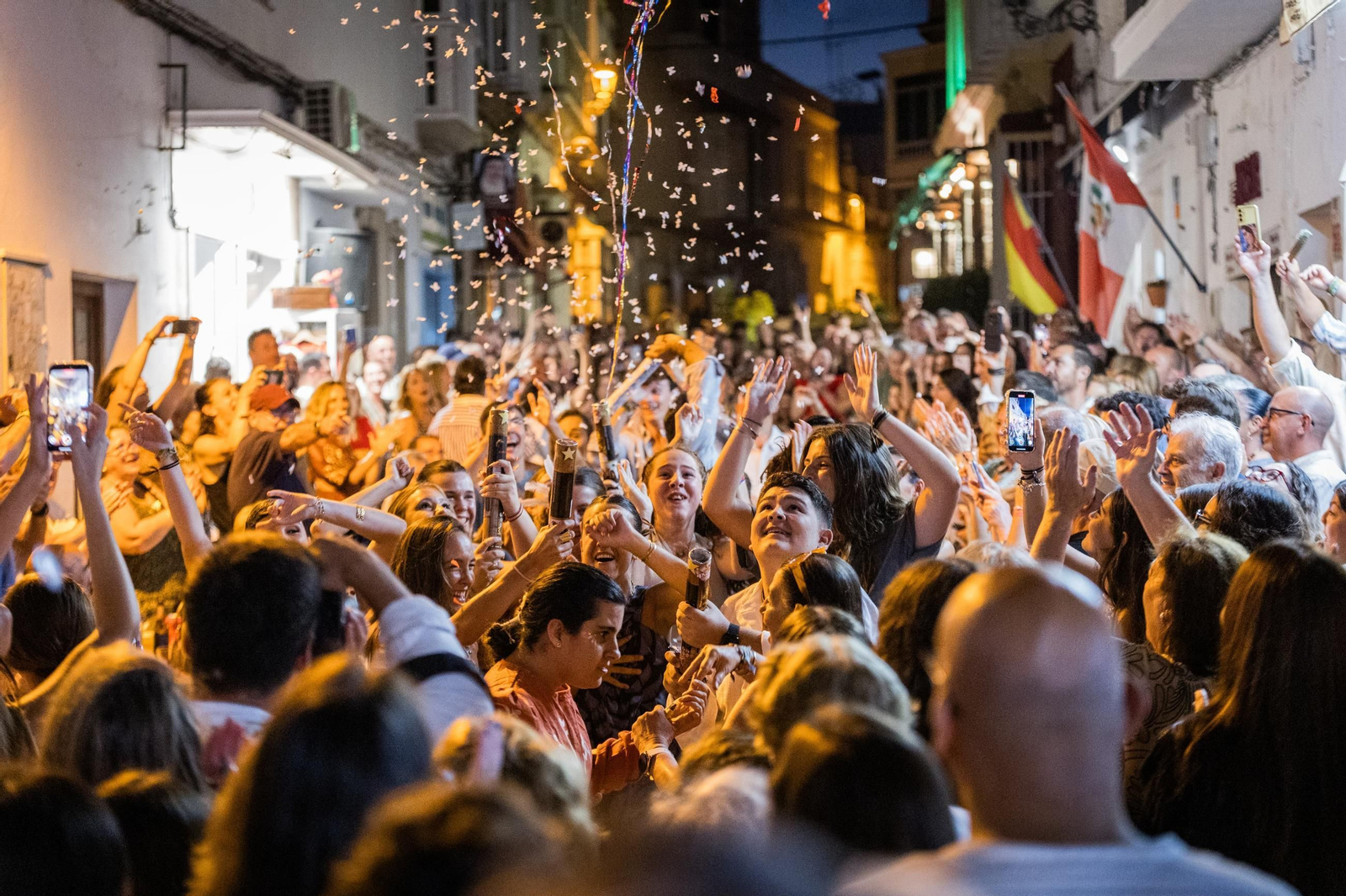 El ambiente festivo se dejó sentir en las principales arterias comerciales de la ciudad.