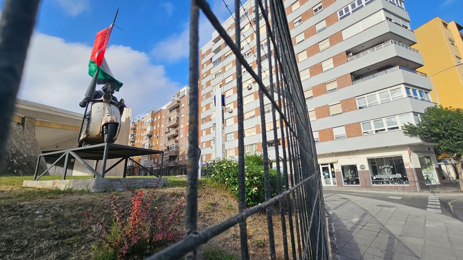 El Quijote en Vespa con la bandera palestina, este martes 7 de octubre.