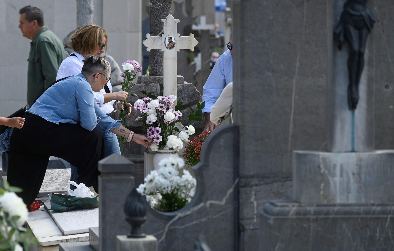 Las imágenes del Día de los Santos en los cementerios de Córdoba