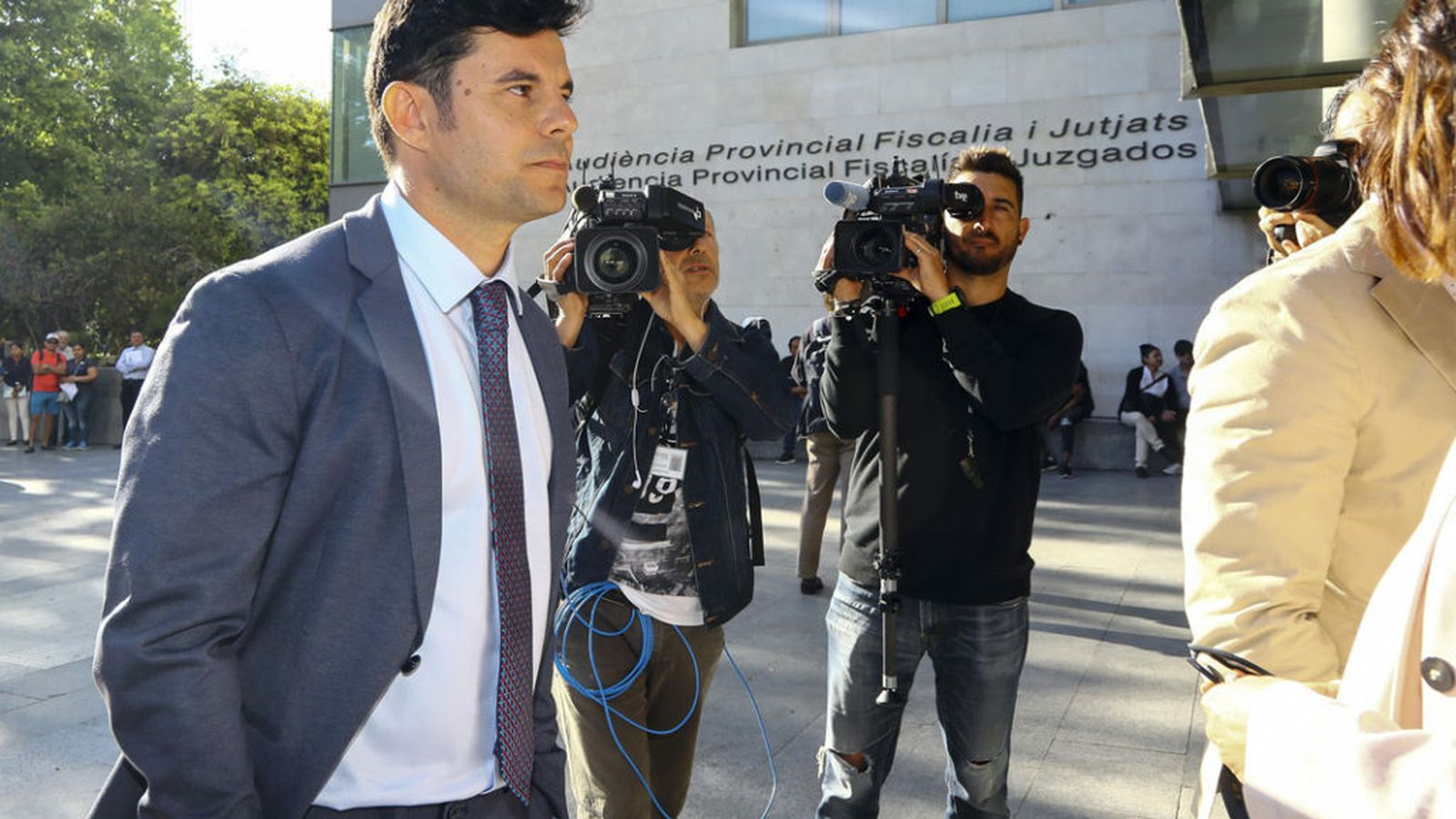Javier Sánchez-Santos, presunto hijo de Julio Iglesias, a las puertas del juzgado de Valencia.