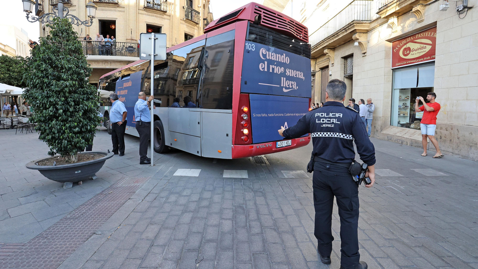 Un autobús se empotra en el Gallo Azul de Jerez