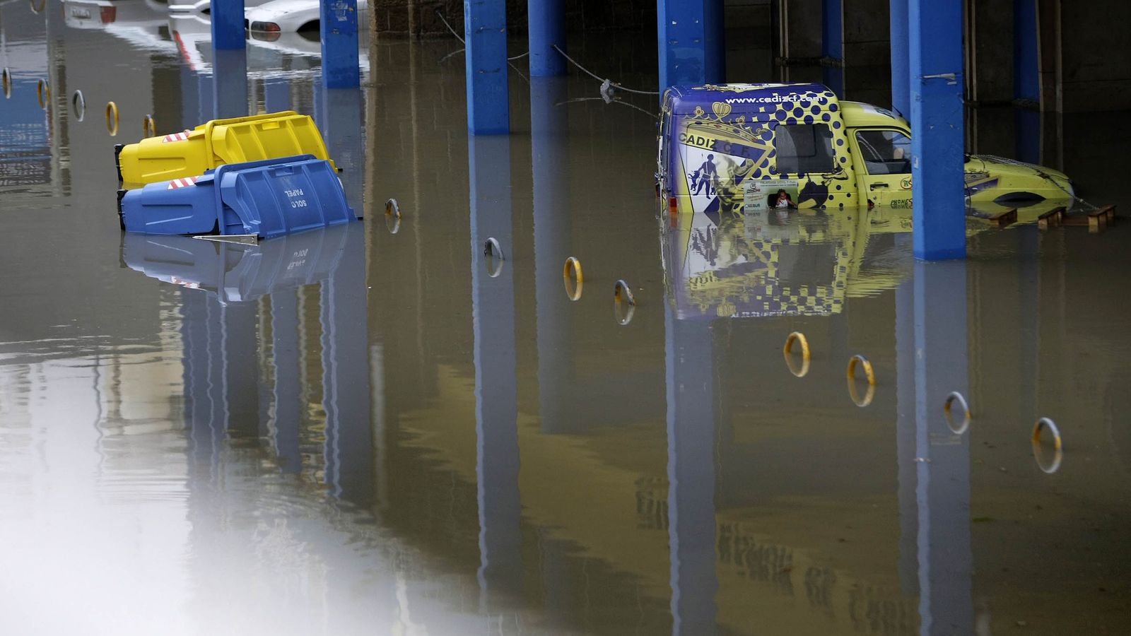Exterior  de  la  antigua  Tribuna, en octubre  de  2008,  cuando se  produjo  el  aplazamiento  del Cádiz-Ceuta.