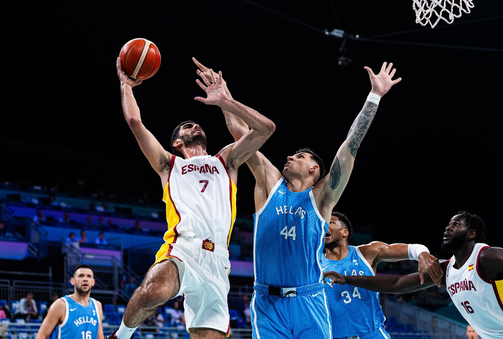 Alberto Díaz hace trabajo sucio y España se agarra a París tras ganar a Grecia (84-77)