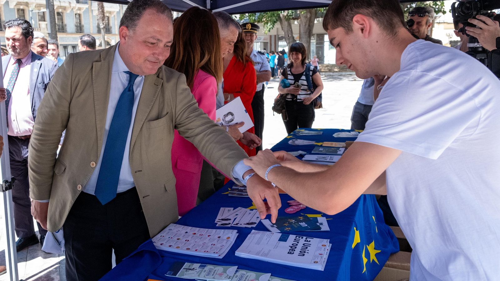 David Toscano en la bandera de la Unión Europea se iza en la Plaza de las Monjas.