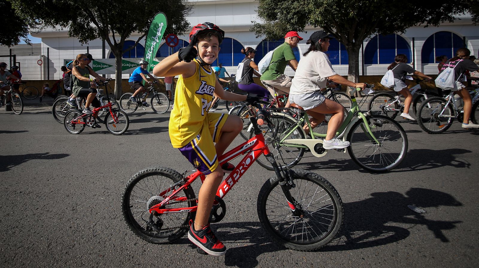 Gran ambiente en la fiesta de la bici y la amistad