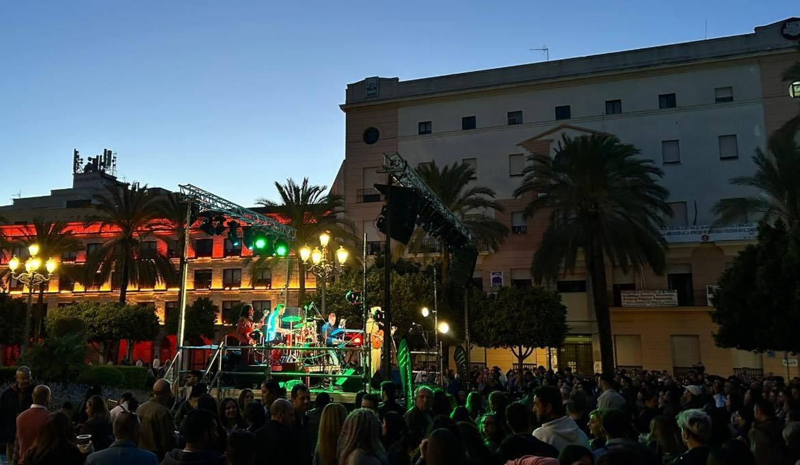Ambiente en uno de los conciertos celebrados la noche del sábado en la plaza del Arenal.