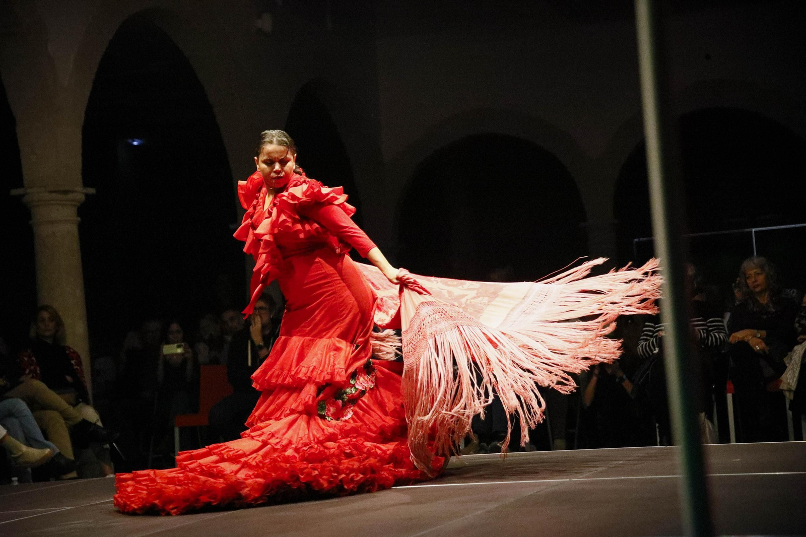 El Centro Andaluz de la Fotografía de Almería presenta el calendario 2025 con la actuación de la bailaora María Moreno, en imágenes