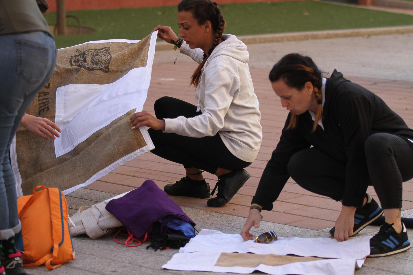El ensayo de la cuadrilla de mujeres de la Hermandad del Santo Entierro, en imágenes