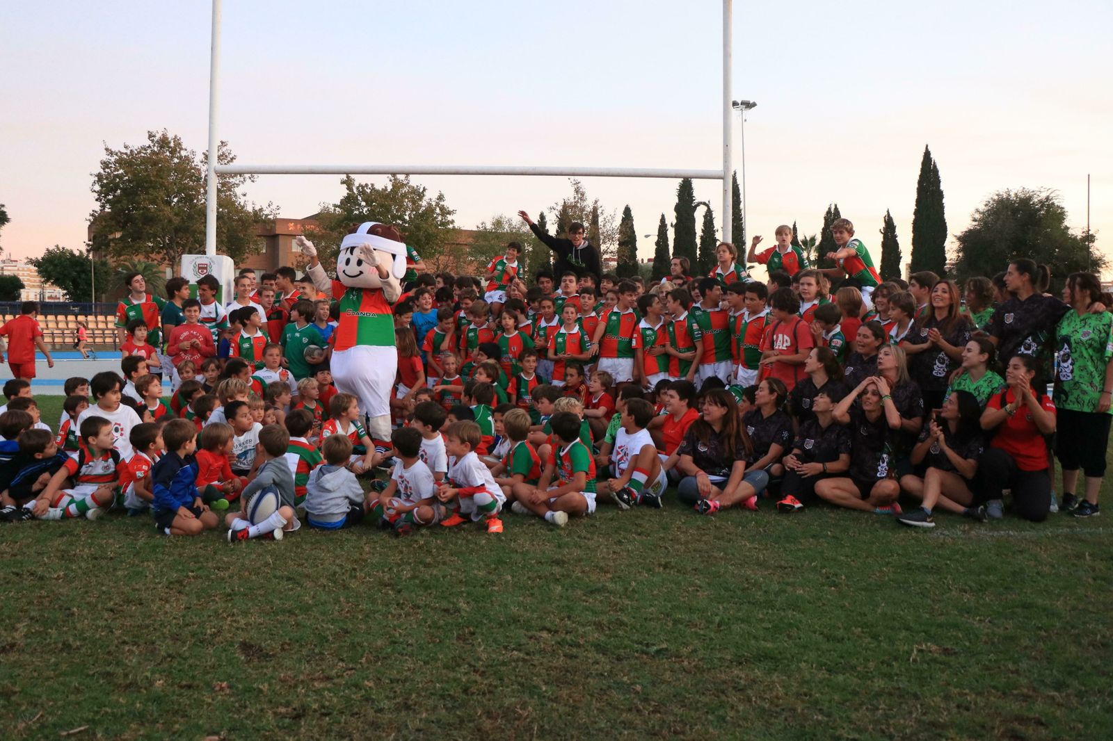 El club presentó su mascota en san Pablo junto a un centenar de canteranos.