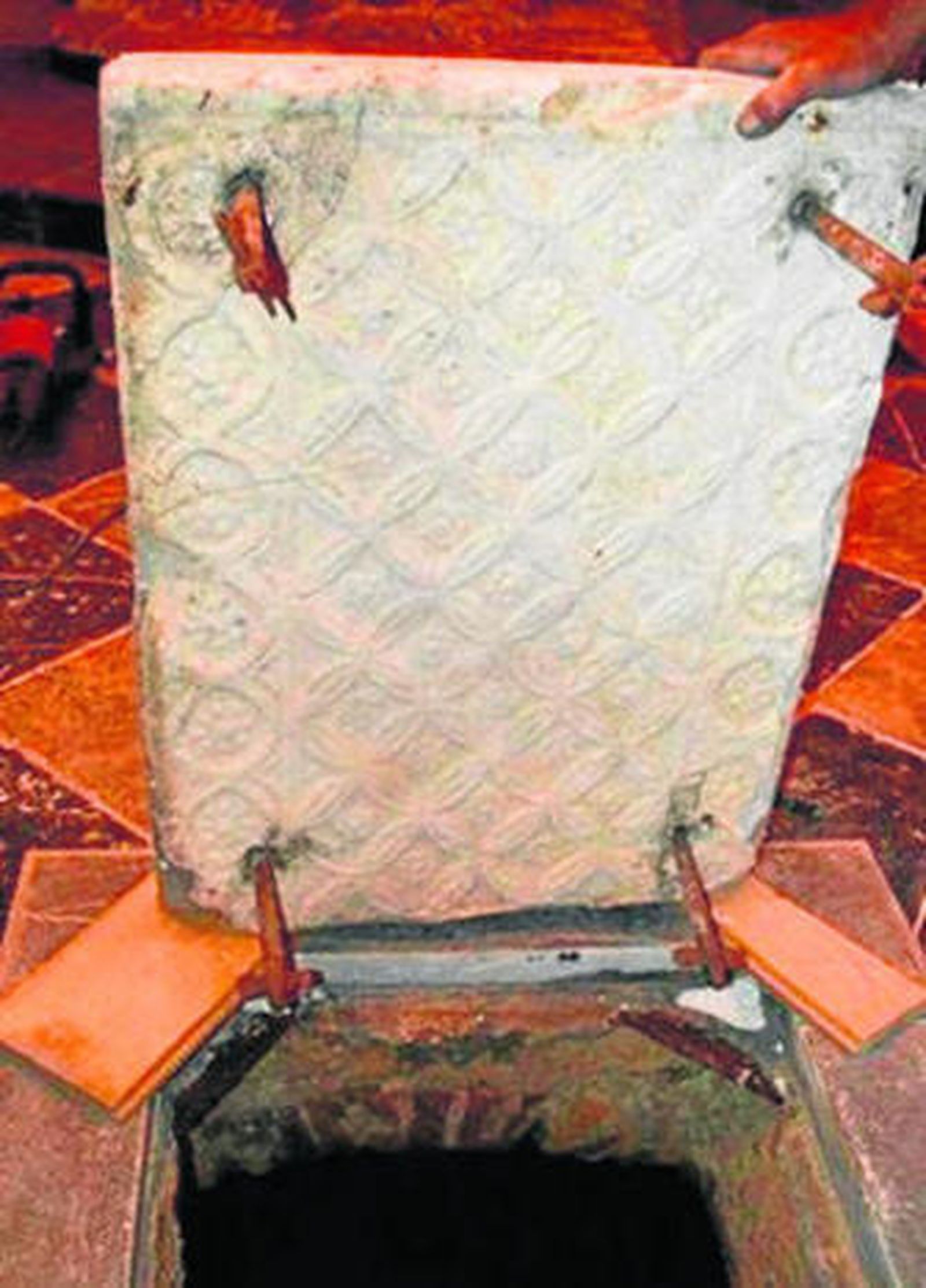 La placa encontrada en la capilla de San Nicolás y Ihesu Verde.