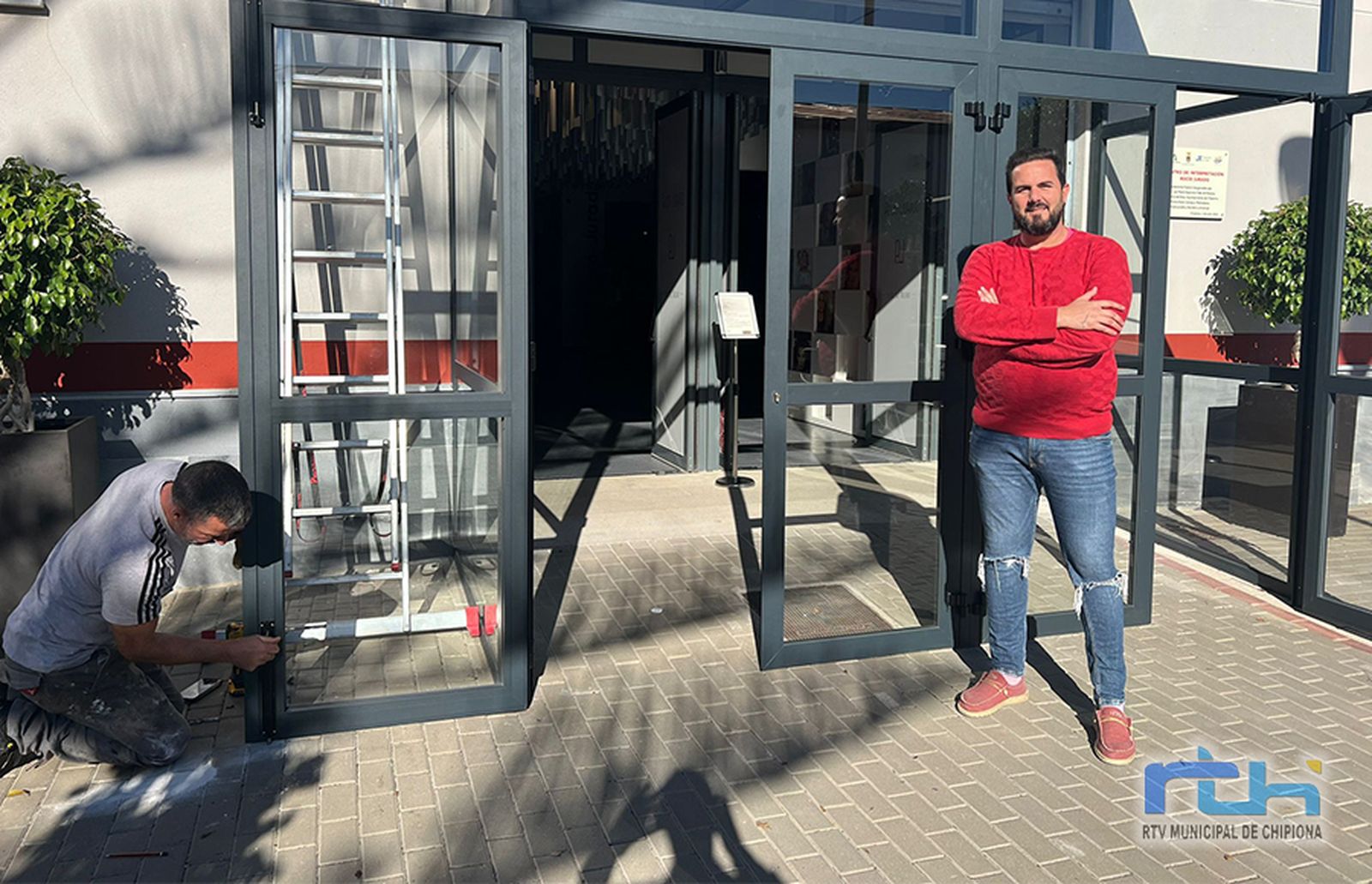 El concejal de Turismo de Chipiona, Francisco Javier Query, en su visita a los trabajos de mejora del Centro de Interpretación 'Rocío Jurado'.