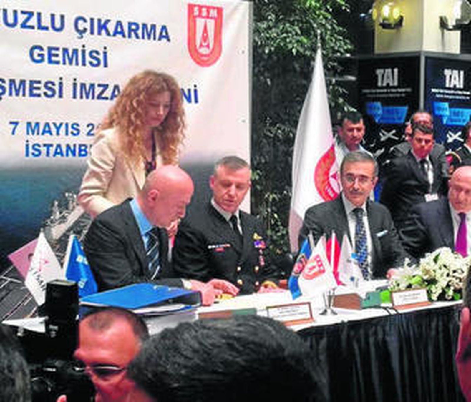 Firma del acuerdo ayer entre el astillero turco y la Marina de ese país.