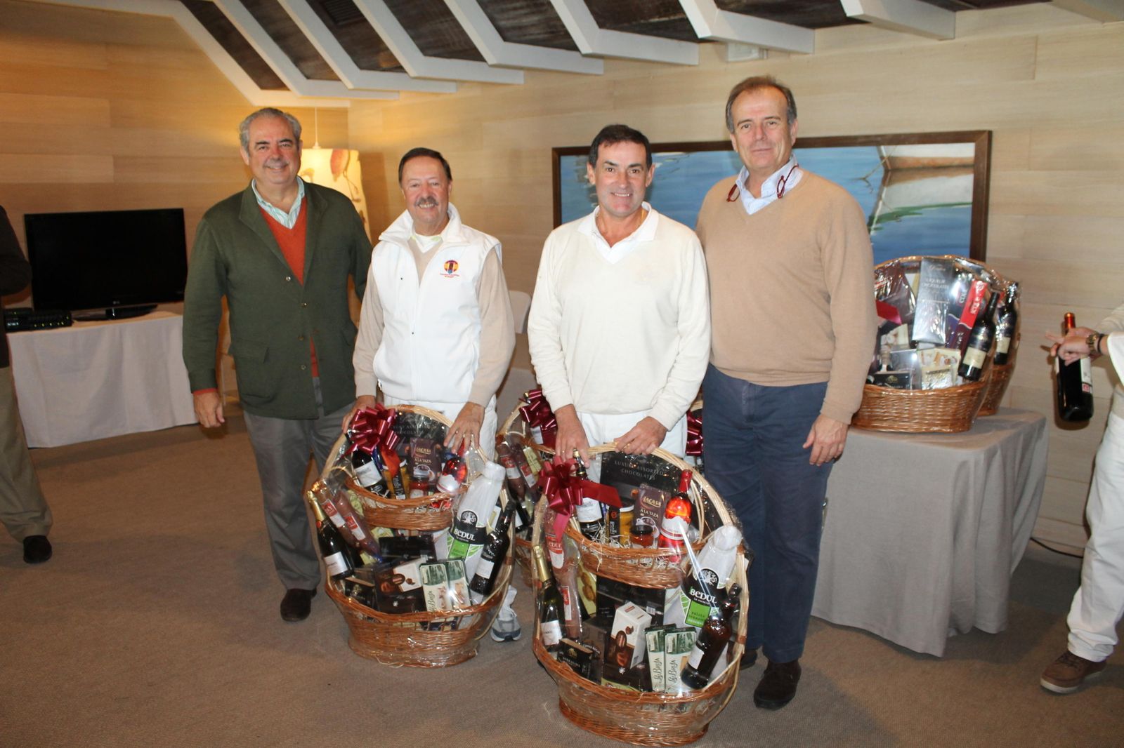 Los ganadores posan junto a  José Manuel Domeq y Alfonso Osborne.
