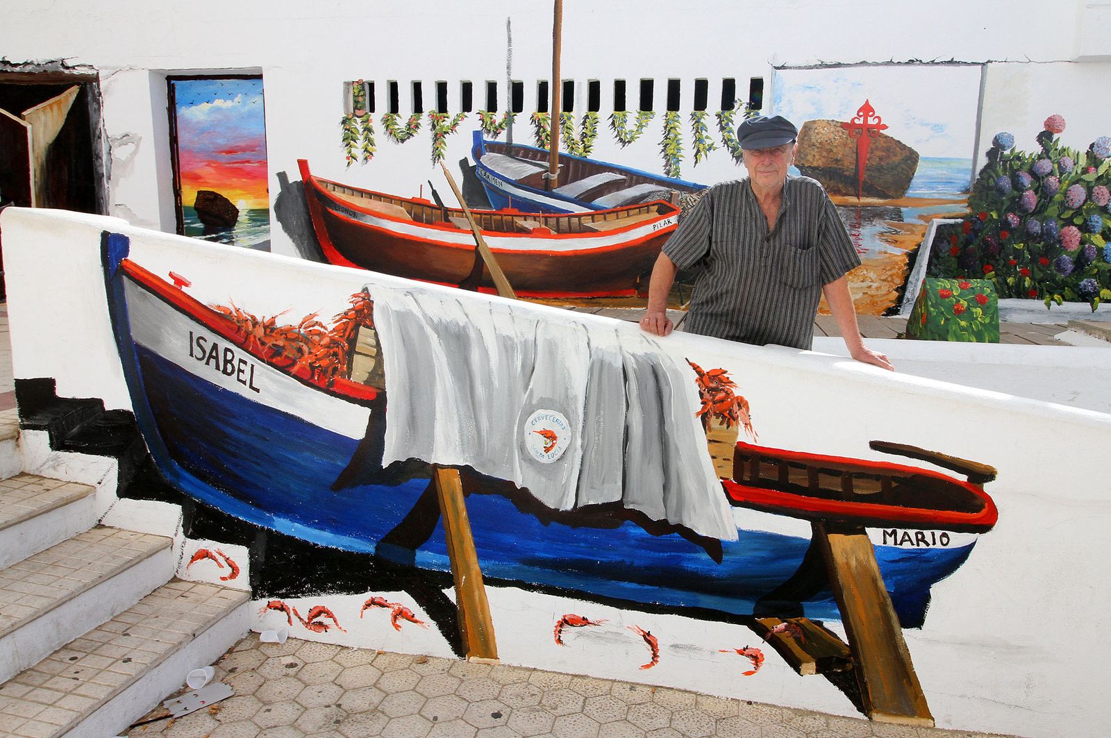 Alfonso Aramburu en el pasaje que lleva su nombre y que está decorado con sus pinturas, junto al paseo marítimo de Caño Guerrero.